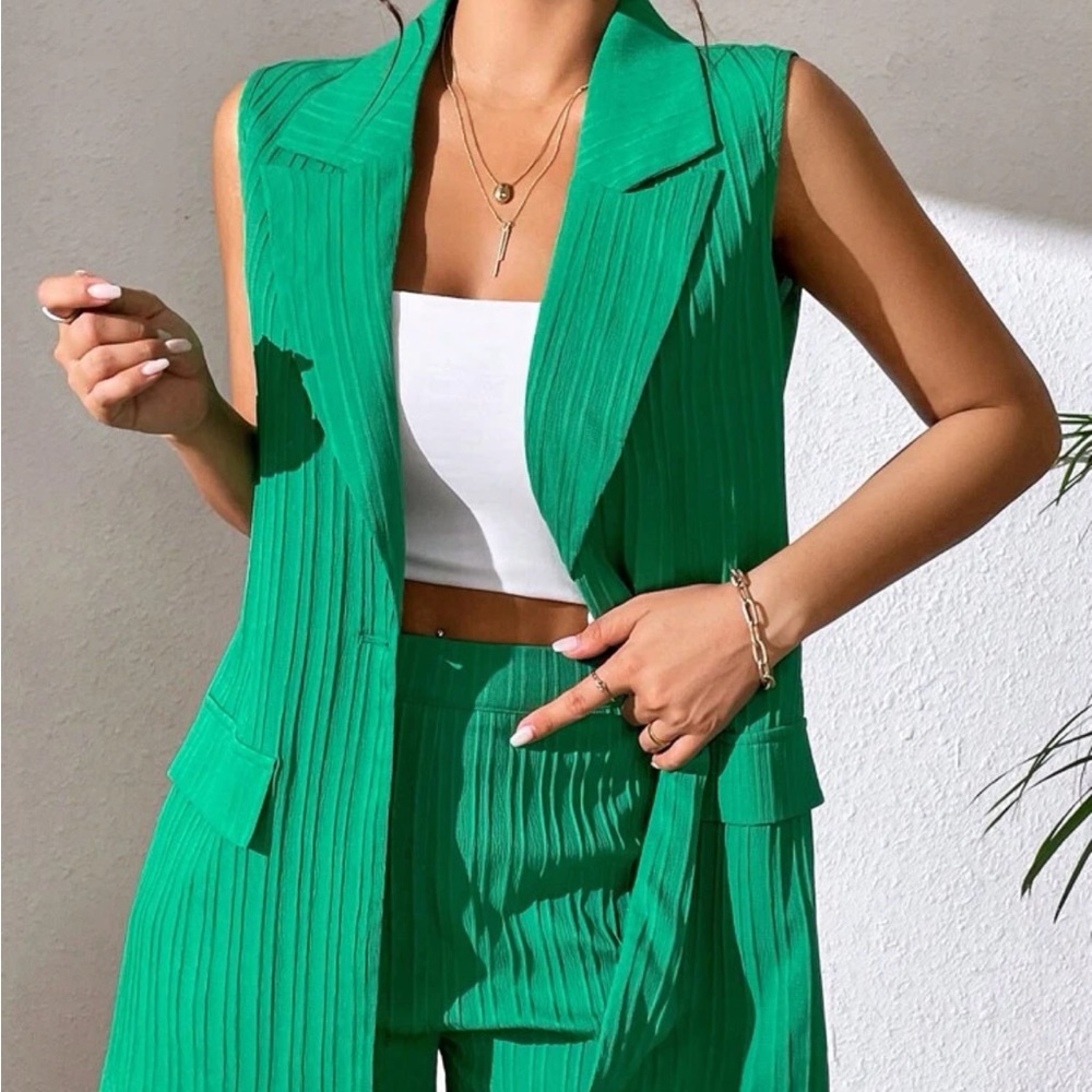 matching set - green lapel sleeveless blazer and shorts